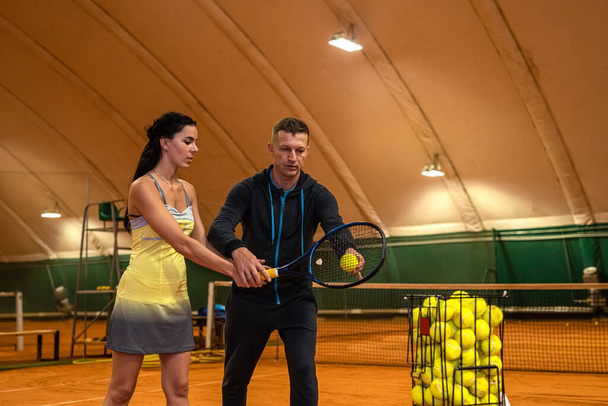 Retrato de una pareja de un hombre y una mujer jugando al tenis en la cancha. concepto de juego deportivo. - Foto, Imagen