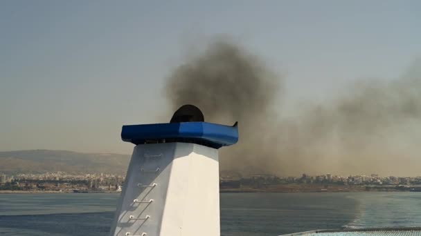 Close-up zicht op zwarte rook uit de trechter van een schip op zee - Video