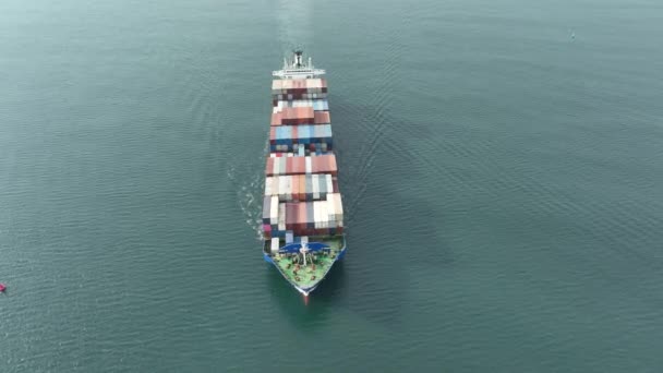 Groot containerschip op zee, oceaan. Luchtfoto van vrachtschip containerschip import container zeilen. - Video