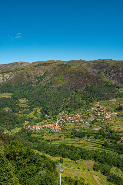 Uitkijkpunt van de terrassen (Miradouro DOS Socalcos), met uitzicht op de agrarische terrassen (beroemde Tibete stijl landschap uitzicht), Porta Cova Place, Sistelo, Arcos de Valdevez, Portugal. - Foto, afbeelding