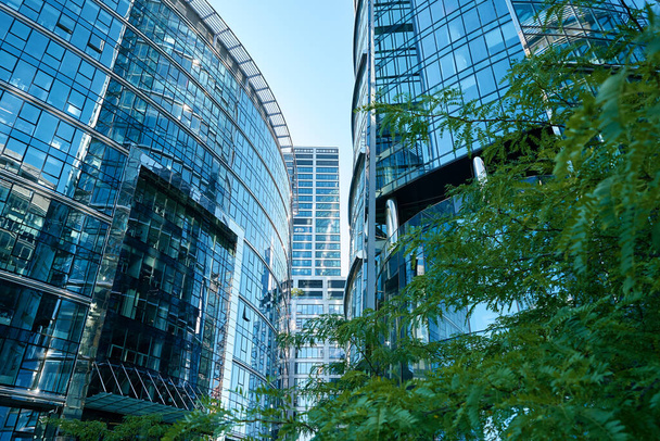 Hallinnollinen keskus Varsovassa, Business toimistorakennukset keskustan alueella, pilvenpiirtäjiä lasi julkisivu vastaan sininen taivas - Valokuva, kuva