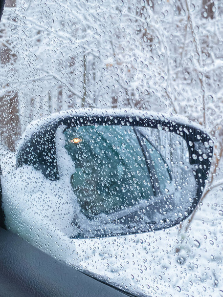 車の窓からは冬の風景を見ることができます - 写真・画像