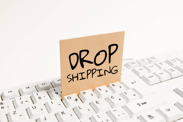 Κείμενο που δείχνει έμπνευση Drop Shipping, Word Γράφτηκε για να στείλετε τα προϊόντα από έναν κατασκευαστή απευθείας σε έναν πελάτη αντί για τον λιανοπωλητή - Φωτογραφία, εικόνα