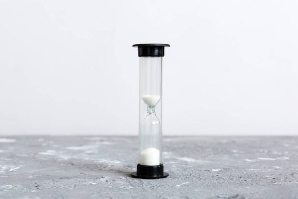 sablier sur la table, horloge de sable comme concept de passage du temps pour la date limite d'affaires, espace de copie. - Photo, image