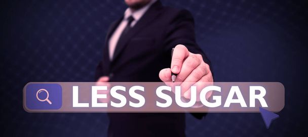 Podpis koncepcyjny Mniej cukru, Słowo Napisane na niższej objętości słodyczy w każdym jedzeniu lub piciu, które jemy - Zdjęcie, obraz