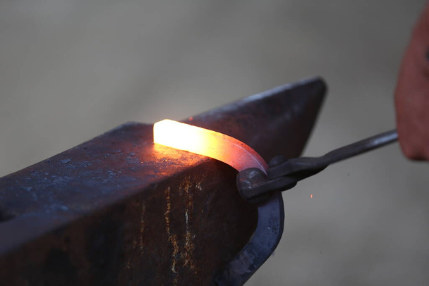 Forgeage forge forge pour durcir et chauffer le fer. Forgeron travaillant à l'atelier de forge. Smith a fait une vieille chaussure de cheval  - Photo, image