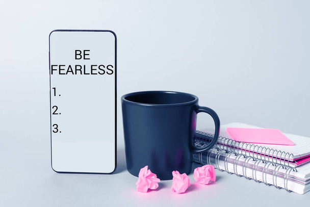Texto que muestra inspiración Be Fearless, Internet Concept acto de vivir a pesar de esas cosas que te asustan hasta la muerte - Foto, imagen