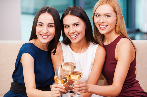 Women holding glasses with wine - Φωτογραφία, εικόνα