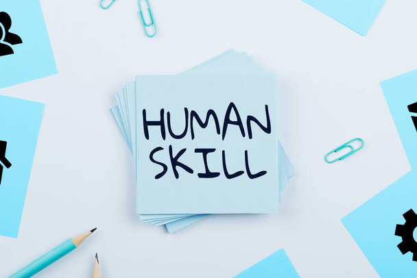 Handschrift-Zeichen Human Skill, Business-Ansatz beinhalten die Fähigkeit, gut mit anderen Menschen individuell zu arbeiten - Foto, Bild