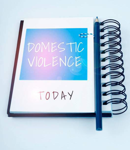 Texto que muestra inspiración Violencia Doméstica, Palabra para comportamiento violento o abusivo dirigida por un familiar o miembro del hogar - Foto, imagen