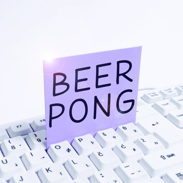 Birra Pong, foto concettuale un gioco con un set di tazze contenenti birra e rimbalzare o lanciare una palla da ping-pong - Foto, immagini