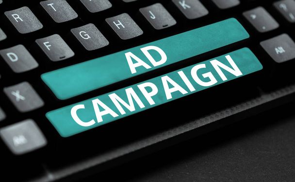 Hirdetési kampányt, konkrét termék vagy szolgáltatás interneten keresztüli koncepcionális reklámozását bemutató szöveges jelzés - Fotó, kép