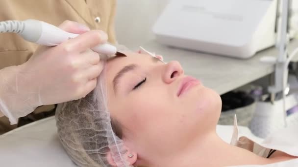 女性は超音波法を用いて顔の深いクレンジングの手順を実行します。早期老化の予防. - 映像、動画