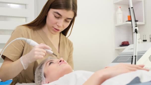 Cosmetological treatment of microcurrent on the skin of the face. Low-frequency current pulses to prevent premature aging processes. 4k video - Imágenes, Vídeo