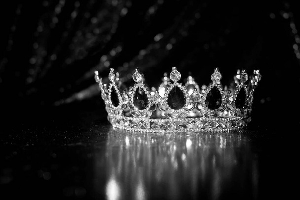 Роскошная блестящая корона на богатом блестящем фоне. Черное и белое. - Фото, изображение