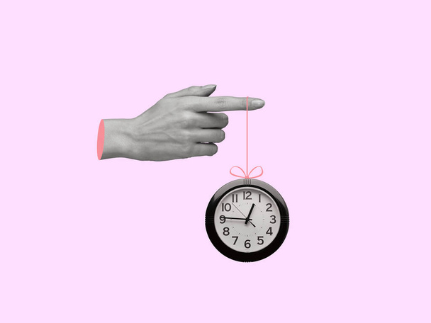 Kreative Collage von Zeiger hält Uhr. Das Konzept der Zeit für verschiedene Fälle. Modernes Design. Kopierraum. - Foto, Bild