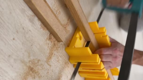 DIY Woodworking: Vídeo vertical de como cortar placas de madeira. Imagens 4k de alta qualidade - Filmagem, Vídeo