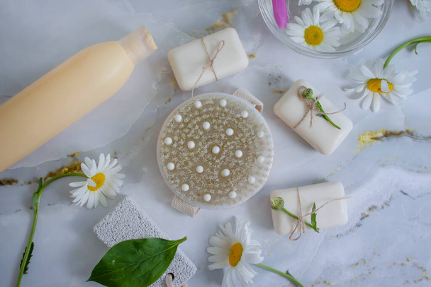 Masaj fırçası, sabun, sarı papatya çiçeği - Fotoğraf, Görsel