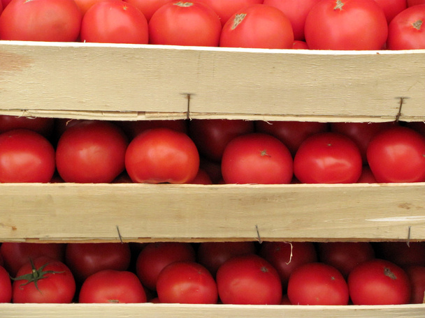 ντομάτες σε ένα ξύλινα κιβώτιο - Φωτογραφία, εικόνα