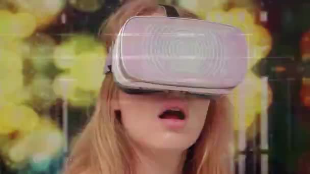 Silmukka laukaus nainen yllään VR kuulokkeet katselee ympärilleen metaverse päällekkäin heads up näyttö info - Materiaali, video