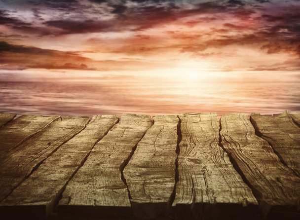 Holztischplatte mit Sonnenuntergang - Foto, Bild