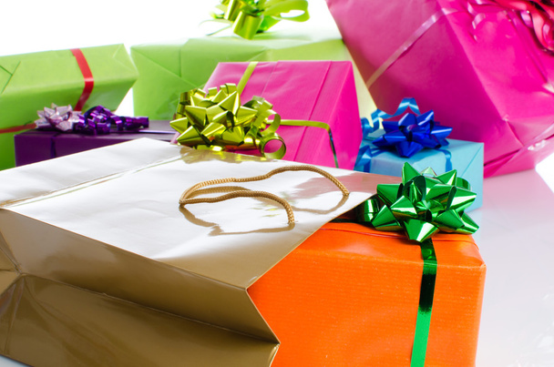 Cajas de regalo y bolsa de regalo
 - Foto, Imagen