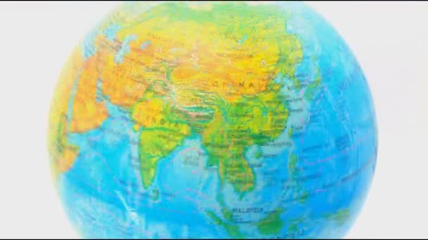 Globe pyörii lähikuva valkoisella taustalla
 - Materiaali, video