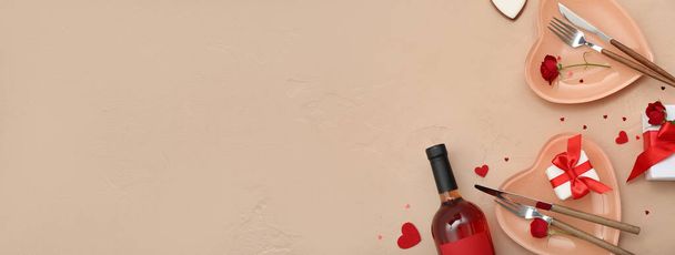Elegante tavola apparecchiata per San Valentino con vino su sfondo beige con spazio per il testo - Foto, immagini