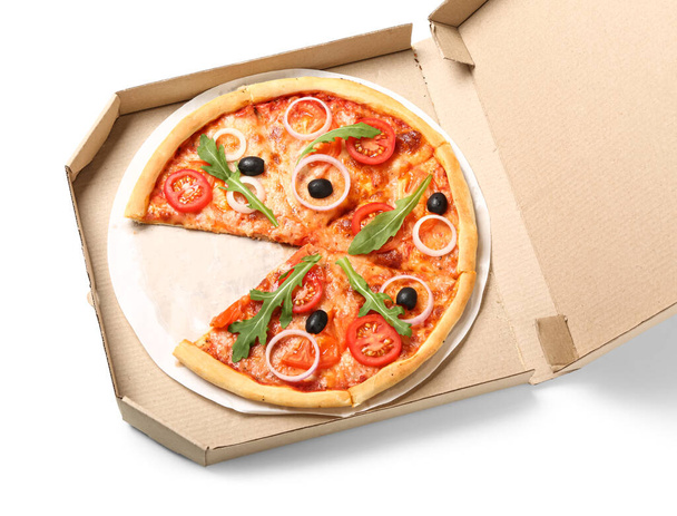 Картонна коробка зі смачною піцою з оливками ізольована на білому тлі
 - Фото, зображення