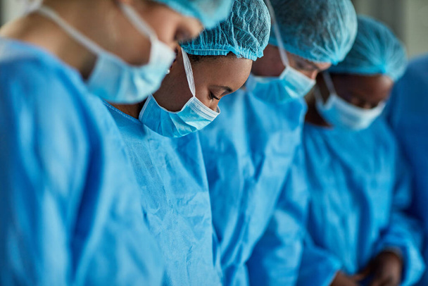 Zusammenarbeit bei einem chirurgischen Eingriff. eine Gruppe von Chirurgen, die einen medizinischen Eingriff in einem Operationssaal durchführen - Foto, Bild
