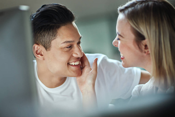 Romantik blüht im Büro auf. zwei junge Geschäftsleute zeigen einander Zuneigung, während sie im Büro sitzen - Foto, Bild