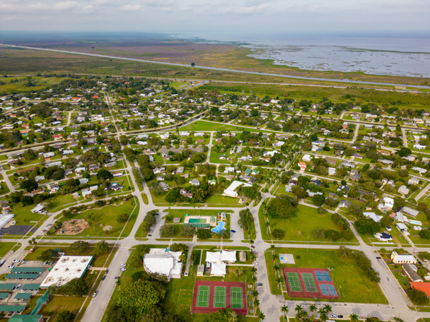 Clewiston Floridaの素敵な地区の空中ドローン写真USA - 写真・画像