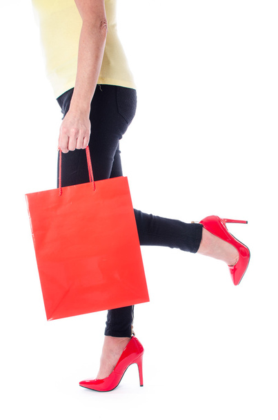 Mulher andando com um saco de compras
 - Foto, Imagem