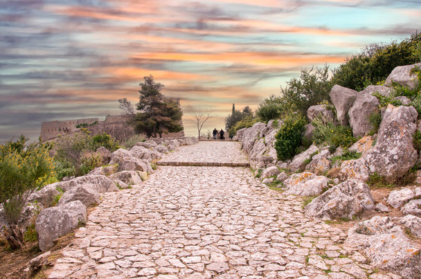 Gün batımında taş yolda yürüyen çift. Yunanistan - Fotoğraf, Görsel