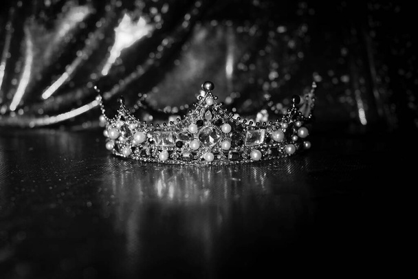 Corona regale d'epoca con pietre preziose su sfondo scintillante. Bianco e nero. - Foto, immagini