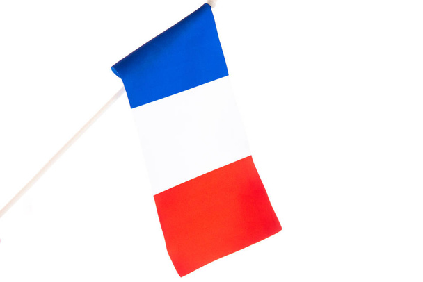 Beyaz arka planda Fransa bayrağı rüzgarda uçuşuyor.. - Fotoğraf, Görsel