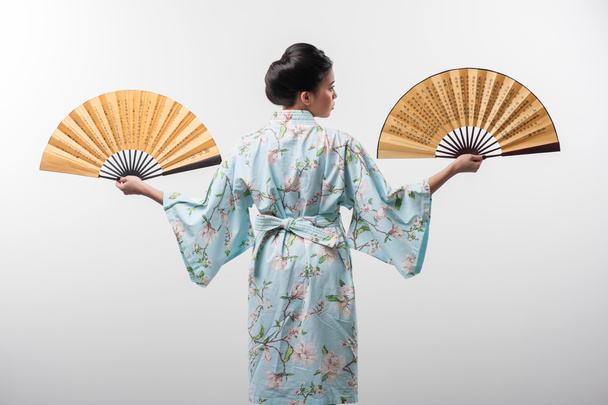 Japanese woman with traditional fan - Foto, afbeelding