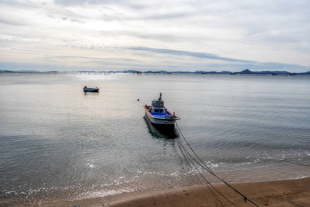 Het uitzicht op verschillende vissersboten voor de kust van Sinan County in Zuid-Korea - Foto, afbeelding