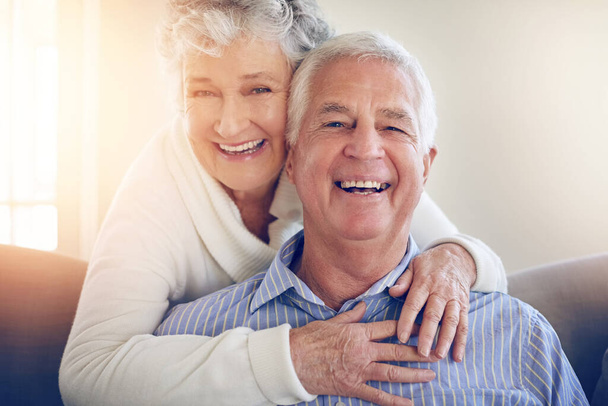 Wir verlieben uns jeden Tag mehr. Porträt eines Senioren-Paares, das es sich zu Hause gemütlich macht - Foto, Bild