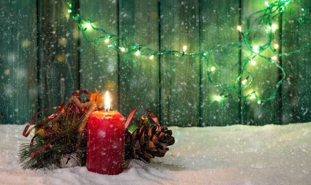 Tema Navidad e invierno con nieve y luces en madera de fondo. - Foto, imagen