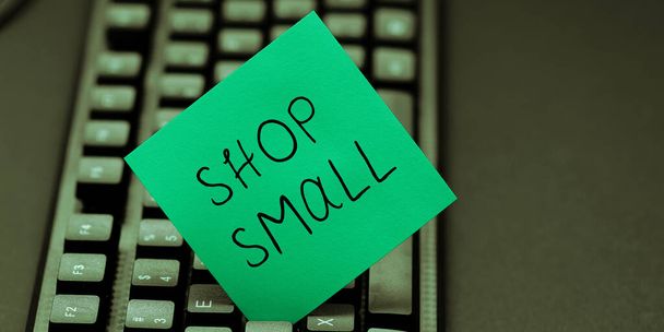 Display concettuale Shop Small, parola per movimento nazionale che celebra ogni giorno le piccole imprese - Foto, immagini