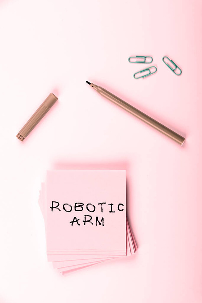 Textový nápis zobrazující Robotickou paži, Slovo napsané na programovatelné mechanické paži s podobnou funkcí lidské paže - Fotografie, Obrázek