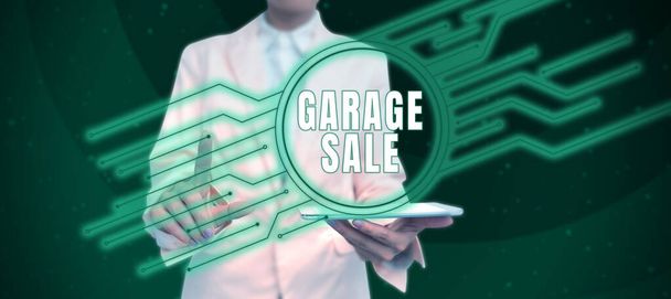 Garaj satışı metni yazma, garajda bulunan çeşitli ev eşyalarının satışı için kelime. - Fotoğraf, Görsel