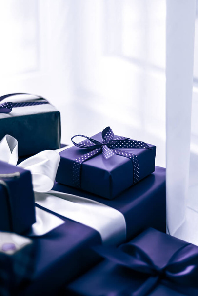 Regalos de vacaciones y regalos de lujo envueltos, cajas de regalo púrpura como regalo sorpresa para cumpleaños, Navidad, Año Nuevo, Día de San Valentín, día de boxeo, boda y días festivos o entrega de cajas de belleza - Foto, imagen