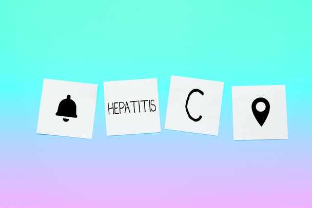 Hepatit C ilhamını gösteren metin, karaciğerin iltihaplanması üzerine yazılmış kelime viral enfeksiyon nedeniyle karaciğer hastalığı. - Fotoğraf, Görsel