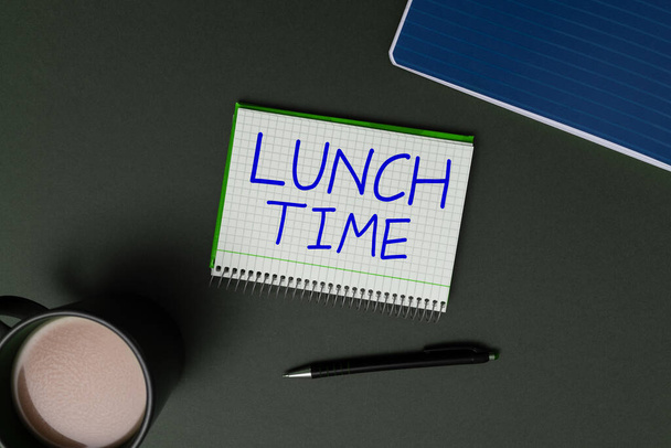 Texto del pie presentando la hora del almuerzo, foto conceptual Comida en el medio del día después del desayuno y antes de la cena - Foto, imagen