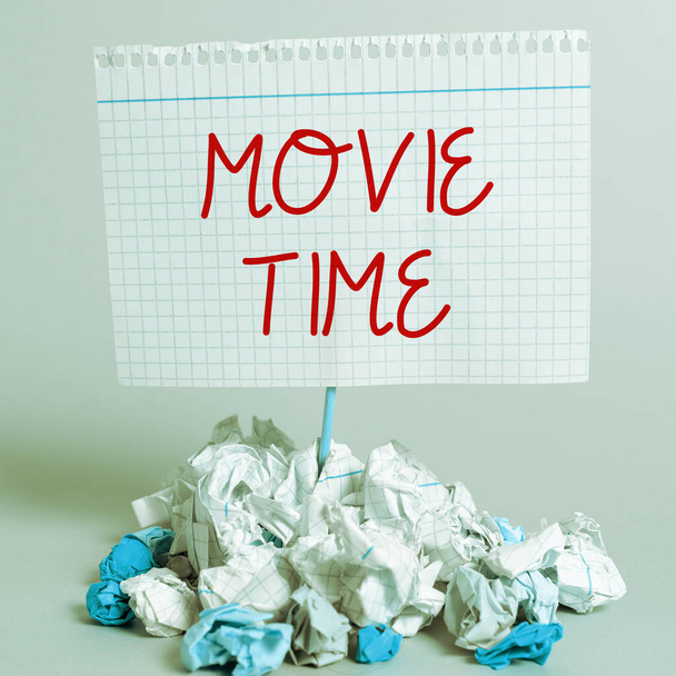 Ispirazione che mostra il segno Movie Time, Business mostra l'ora programmata o effettiva in cui inizia uno spettacolo o un film - Foto, immagini