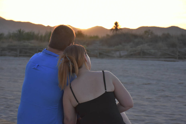 Back view of romantic couple at sunset - Foto, Imagen