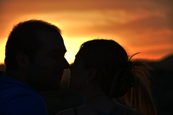 Takaisin näkymä romanttinen pari auringonlaskun aikaan - Valokuva, kuva