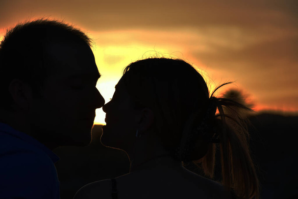 Πίσω όψη του ρομαντικού ζευγαριού στο ηλιοβασίλεμα - Φωτογραφία, εικόνα